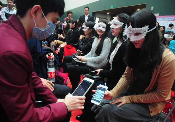 A man adds a woman to his contact list on an insant messaging app at a group date event in Hangzhou, Zhejiang province, in November last year.(Photo by Lian Guoqing/FOR CHINA DAILY)