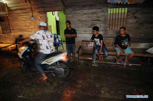 People stay outside their houses after a powerful under earth quake of 6.6 magnitude jolted Indonesia's Central Sulawesi, on May 29, 2017, according to the local meteorology and geophysics agency.(Xinhua/Opan Busan)