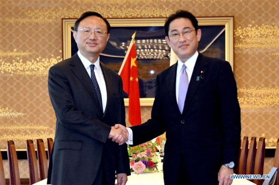 Chinese State Councilor Yang Jiechi (L) meets with Japanese Foreign Minister Fumio Kishida in Tokyo, Japan, May 30, 2017. (Xinhua/Gang Ye)