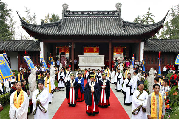 A ritual is staged at the Confucius Temple in Nanjing, Jiangsu province. QI ENZHI/FOR CHINA DAILY
