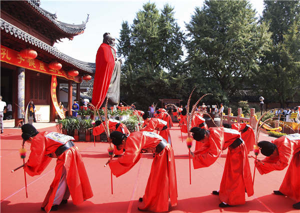 A ritual is staged at the Confucius Temple in Nanjing, Jiangsu province. LIU JIANHUA/FOR CHINA DAILY