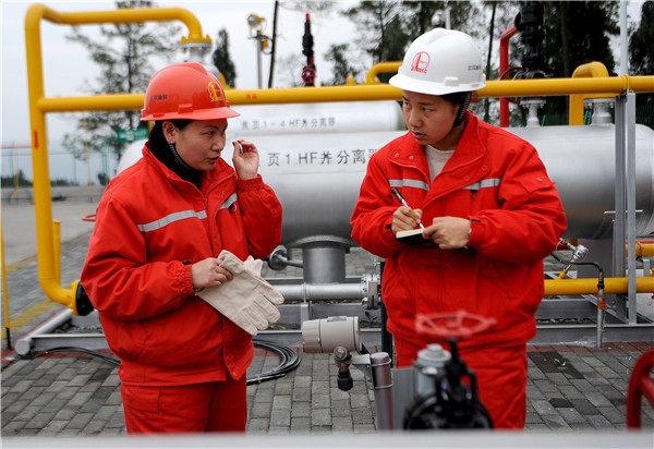 Mi Ying looks for first-hand information on gas production on Sinopec's Fuling shale gas field, Southwest China's Chongqing. (Photo provided to chinadaily.com.cn)