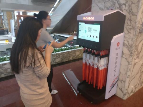 People rent Umbrellas at a metro station in Guangzhou, South China's Guangdong province. (Photo/Weibo)