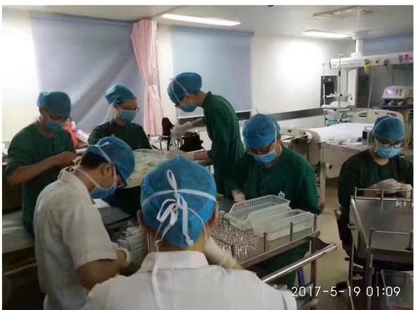 Medical workers at the First Affiliated Hospital of Shantou University Medical College open glass vials of atropine to save a poisoned patient in the early hours of May 19, 2017. (Photo from the Web)
