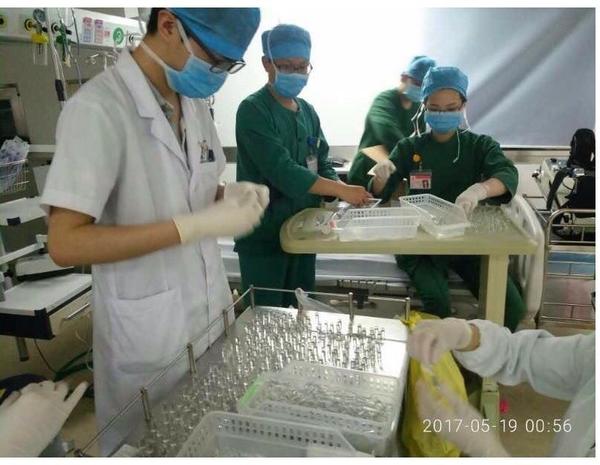 Medical workers at the First Affiliated Hospital of Shantou University Medical College open glass vials of atropine to save a poisoned patient in the early hours of May 19, 2017. (Photo from the Web)