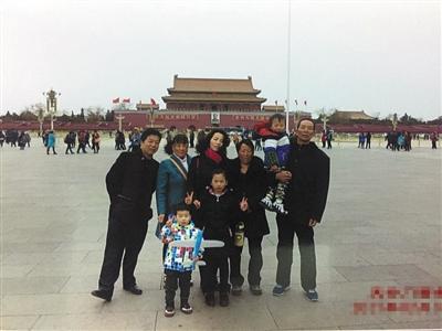 An unclaimed photo Gao Yuan took for a group of visitors at Tian'anmen Square in Beijing. (Photo provided to the Beijing News by Gao Yuan)