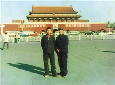 Photo of a Henan farmer and his father taken in 1990s. The owner of the photo has been located through Weibo. (Photo provided to the Beijing News by Gao Yuan)