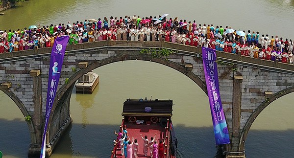 Models gather on Gongchen Bridge in the Hangzhou section of the Beijing-Hangzhou Grand Canal on Friday wearing qipao, a traditional Chinese dress for women, during the Hangzhou Global Qipao Festival. DONG XUMING/CHINA DAILY