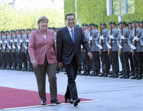 Chinese Premier Li Keqiang (R) attends a welcome ceremony held by German chancellor Angela Merkel before an annual meeting between Chinese and German heads of government in Berlin, Germany, May 31, 2017. (Xinhua/Zhang Duo)