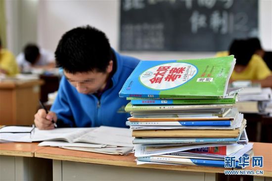 Students in Linfen Red Ribbon School prepare for the national college entrance exam, May 25, 2017. (Photo/Xinhua)