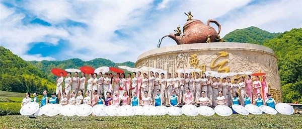 Ladies in qipao from different countries pose at Hangzhou’s Longwu Tea Town during the Hangzhou Global Qipao Festival, the first of its kind.(Photo/Shanghai Daily)