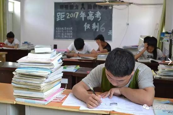 Students of the Green Harbor Red-Ribbon School prepare for the upcoming National Higher Education Entrance Examination (file photo)
