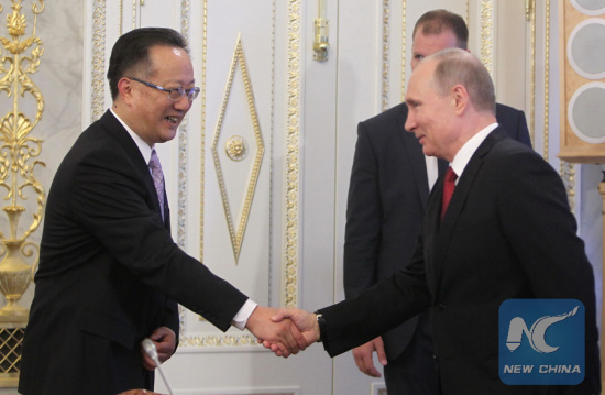 Russian President Vladimir Putin (R) shakes hands with Zhang Sutang, vice president of Xinhua News Agency, in St. Petersburg, Russia, June 1, 2017. (Xinhua/Lu Jinbo)