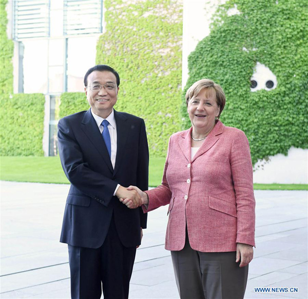 Chinese Premier Li Keqiang (L) attends a welcome ceremony held by German Chancellor Angela Merkel before an annual meeting between the heads of the two countries' governments in Berlin, Germany, May 31, 2017. (Xinhua/Zhang Duo)