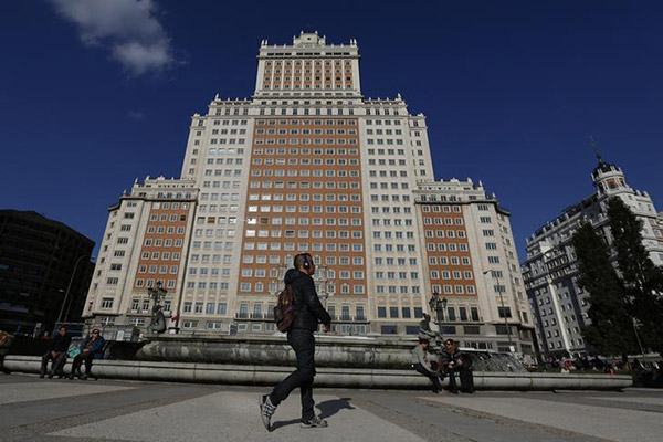 People take a break at Plaza de Espana in Madrid, Spain. (Photo provided to China Daily)