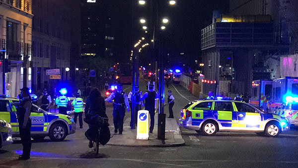 Police cars close off north entrance to London Bridge next to monument station after van ploughed into pedestrians. (Wang Bo / China Daily)