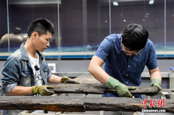 Archeologists are busy scanning the wreckage of the ancient sunken ship Huaguangjiao No.1 at the Hainan Museum in Haikou, capital of Hainan province, June 1, 2017.  (Photo/Chinanews.com)