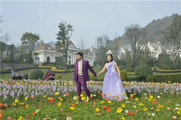 Wang Qingchun (R) (File photo/Chengdu Business Daily)