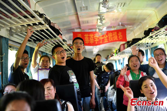 More than 500 high school students travel by train to attend the national college entrance exam, or gaokao, at a test venue in Oroqen Autonomous Banner, North China��s Inner Mongolia Autonomous Region, June 5, 2017.  (Photo: China News Service/Wang Shu)