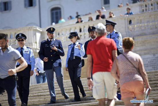 Chinese and Italian police officers patrol at Piazza di Spagna of Rome, Italy, on June 5, 2017. (Xinhua/Jin Yu)