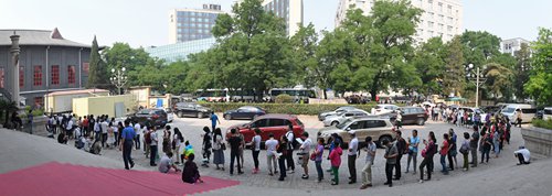 People line up outside the Beijing People's Art Theater on May 19 to buy tickets for Teahouse. (Photo/Courtesy of the Beijing People's Art Theater)