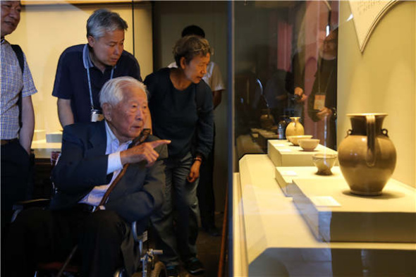 Geng Baochang, 95, one of China's top porcelain experts, visits the ongoing exhibition featuring mise porcelain, which uses a technique that was lost after the late Northern Song Dynasty (960-1127). (Photo provided to China Daily)