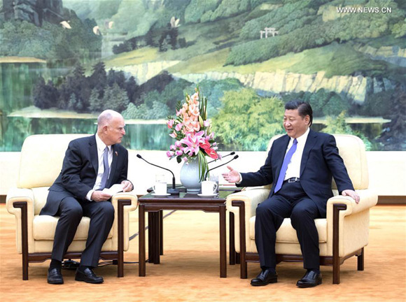 Chinese President Xi Jinping (R) meets with visiting California Governor Jerry Brown of United States at the Great Hall of the People in Beijing, capital of China, June 6, 2017. (Xinhua/Li Xueren)
