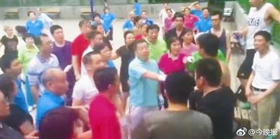 A group of elderly people quarrel with several young basketball players over the use of a basketball court. (Photo from WeChat)