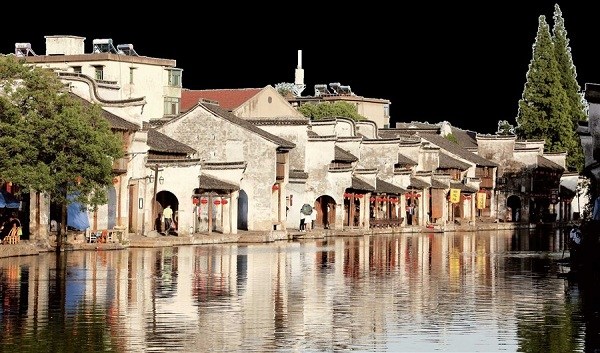 The 400-year-old Baijian Lou, literally meaning ��pavilion of 100 rooms,�� is said to have been built by a high-ranking Ming Dynasty official for his servants.(Photo/Shanghai Daily)