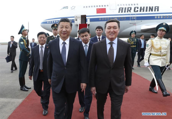 Chinese President Xi Jinping (L front) is welcomed by Kazakhstan First Deputy Prime Minister Askar Mamin upon his arrival in Astana, Kazakhstan, June 7, 2017. (Xinhua/Pang Xinglei)