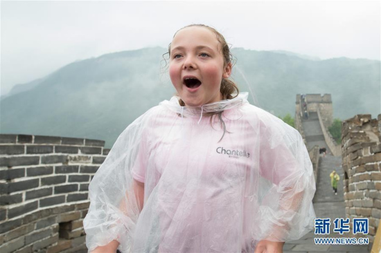 On June 6, an 11-year-old Australian girl with cerebral palsy realized her dream of climbing on to the Great Wall with her family in Beijing. (Photo/Xinhua)