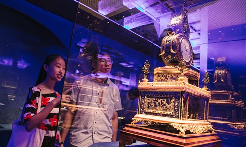 Visitors appreciate a Qing Dynasty (1644-1911) clock (Photo: Li Hao/GT)