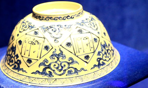 A porcelain bowl decorated with Arabic writing (Photo: Li Hao/GT)