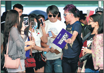 Dimash Kudaibergenov, a popular Kazakh singer, is surrounded by Chinese fans taking photos of him at Guangzhou Baiyun International Airport in Guangdong province last month. Provided Tochina Daily