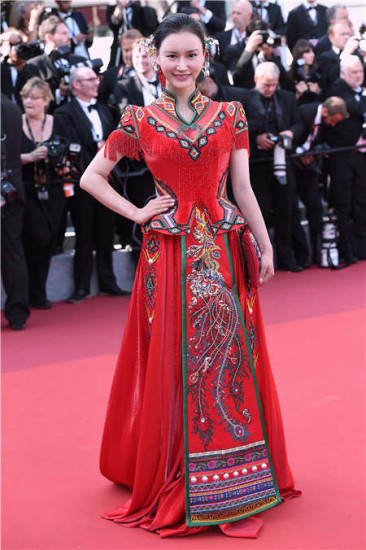 Deng Chaoyu clad in an embroidered gown on the red carpet of the Cannes film festival in May. (Photo provided to China Daily)