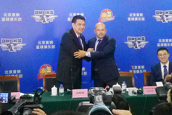 Yannis Christopoulos, center, is appointed as Beijing Ducks' new head coach in Beijing on June 9, 2017. (Photo/provided to chinadaily.com.cn)