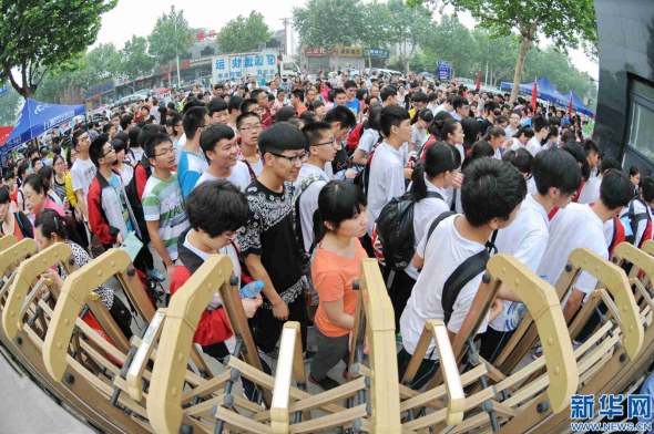 Candidates waiting to take the College Entrance Examination (file photo/Xinhua)