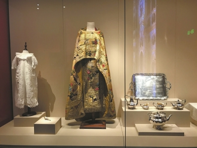 Russian costume on display at the Chengdu Museum. (Photo/West China City Daily)