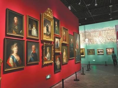 Russian paintings on display at the Chengdu Museum. (Photo/West China City Daily)