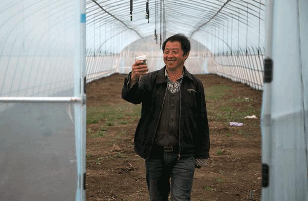 Xu Haicheng's family eradciated proverty by planting potatos in greenhouses. Yuan Qingpan / China Daily