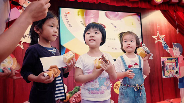 Pizza chain restaurant PizzaHut and the Chinese branch of French publisher Hachette co-launched a series of events and products featuring hand puppet theater in June.(Photo provided to chinadaily.com.cn)