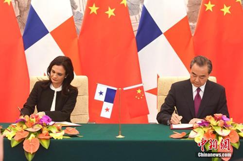 Chinese Foreign Minister Wang Yi and Isabel Saint Malo de Alvarado, Panama's vice president and foreign minister, sign the joint communique in Beijing, capital of China, June 13, 2017. (Photo: China News Service/Sheng Jiapeng)