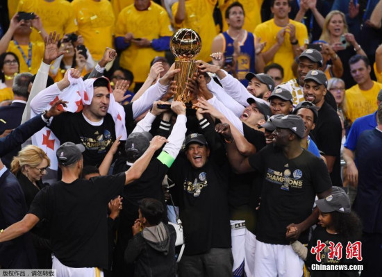 The Golden State Warriors celebrate winning the NBA title Monday at Oracle Arena. (Photo/Agencies)