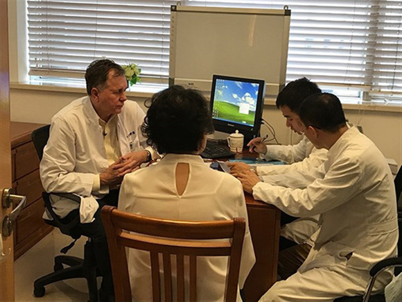 Nobel Prize laureate Dr Barry Marshall starts his first outpatient service at Shanghai East Hospital, June 13, 2017. (Photo/Shanghai Daily)