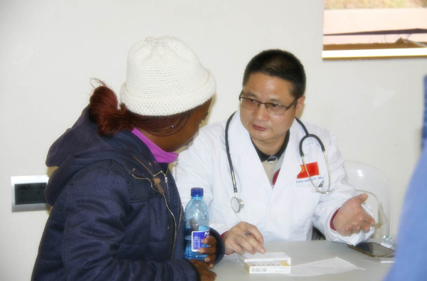 Xu Fulu (R) talks to a patient in Lesotho. (Photo provided to chinadaily.com.cn)