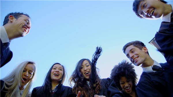 Young people take art courses offered by L-Art University, a new online-education institute, taught by lecturers from across the world. Photos provided to China Daily