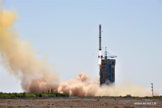 A Long March-4B rocket carrying X-ray space telescope to observe black holes, pulsars and gamma-ray bursts blasts off from Jiuquan Satellite Launch Center in northwest China's Gobi Desert, June 15, 2017. (Xinhua/Zhen Zhe)