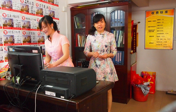 Gu Huaying (left) and Liu Hongxia chat in Gu's shop in Huichang, Jiangxi province.Zuo Zhuo / China Daily