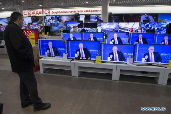 A customer watches TV as Russian President Vladimir Putin speaks during a televised event at a shop in Moscow, Russia, on June 15, 2017. (Xinhua/Oleg Brusnikin)