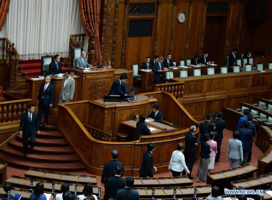Members of opposition parties vote against the contentious conspiracy bill at upper house in Tokyo, Japan, June 15, 2017. (Xinhua/Ma Ping)